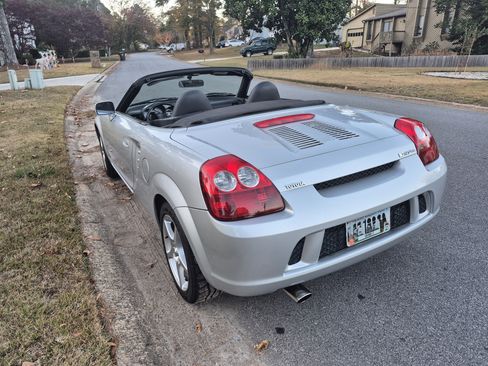 Used 2005 Toyota MR2 image 4