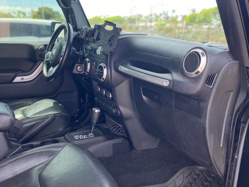 Used 2016 Jeep Wrangler Unlimited Rubicon AWD/4WD image 14