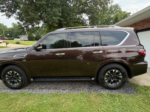 Used 2022 Nissan Armada SL w/ Captain's Chairs Package AWD/4WD image 2