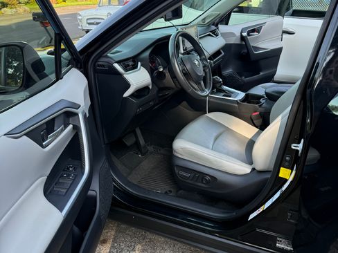 Used 2019 Toyota RAV4 XLE Premium AWD/4WD image 9