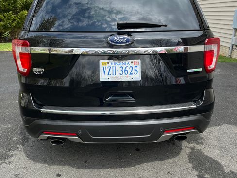 Used 2018 Ford Explorer XLT w/ Equipment Group 202A image 5