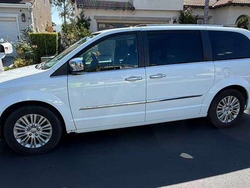 Used 2015 Chrysler Town & Country Limited image 2