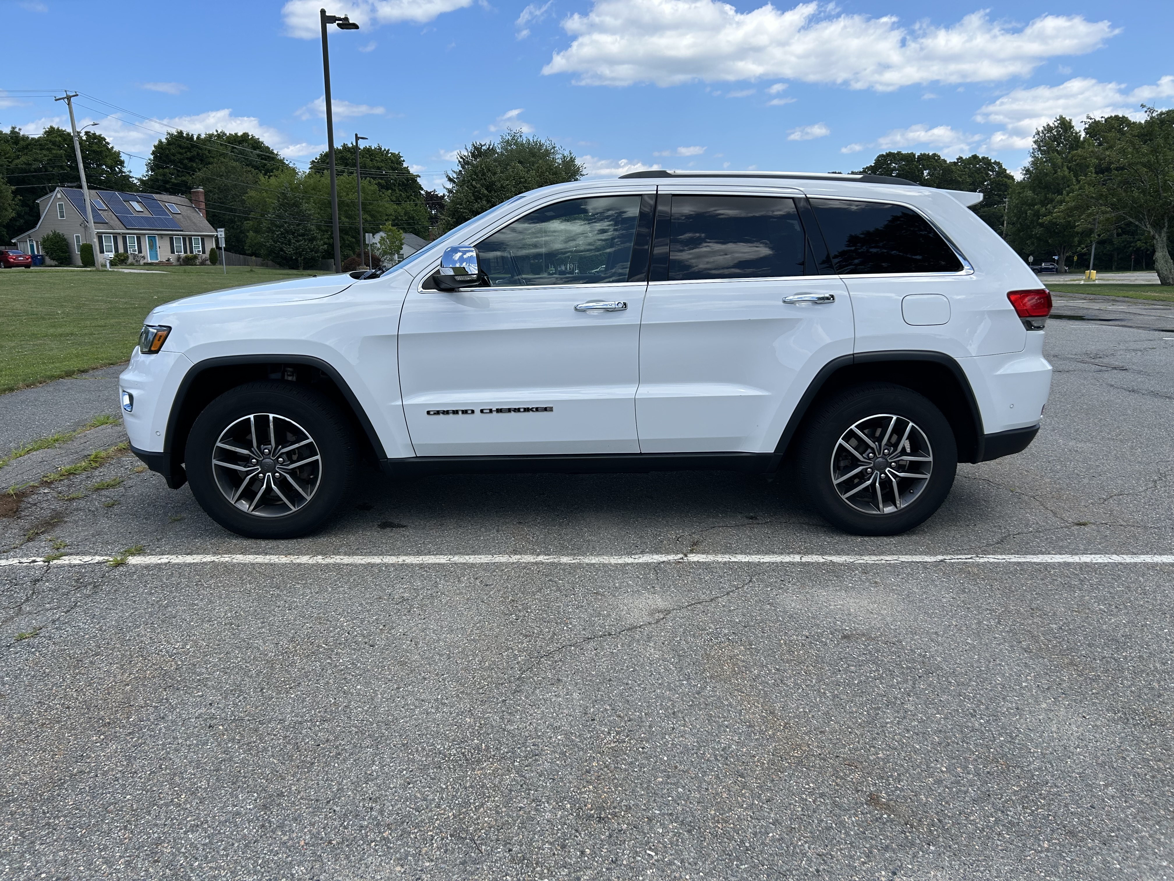 Used 2019 Jeep Grand Cherokee Limited w/ Luxury Group II AWD/4WD image 4