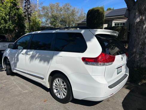 Used 2011 Toyota Sienna XLE w/ XLE Navigation Pkg image 11