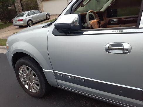 Used 2013 Lincoln Navigator 4WD w/ HD Trailer Tow Pkg image 9