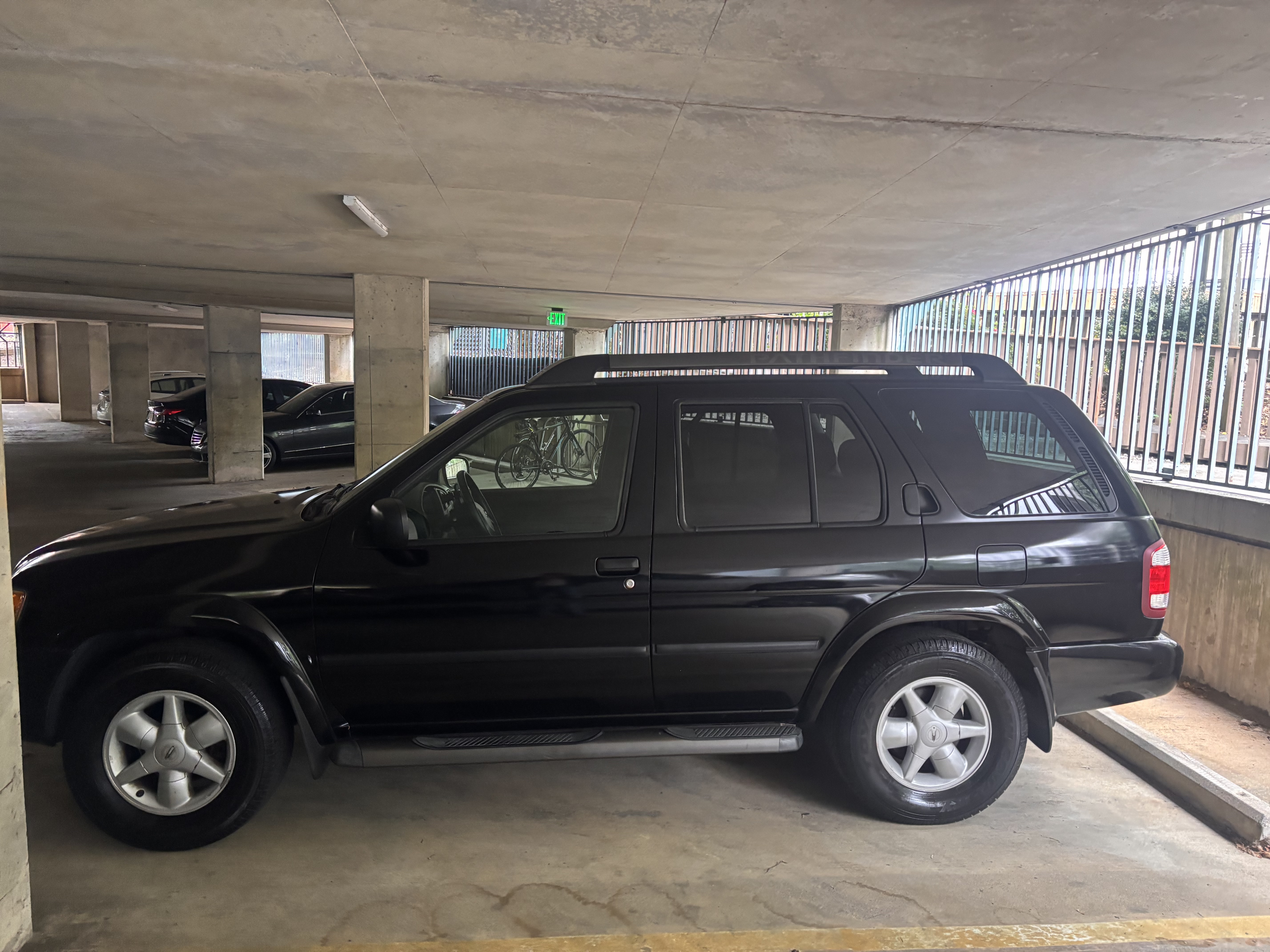 Used 2002 Nissan Pathfinder SE RWD image 2