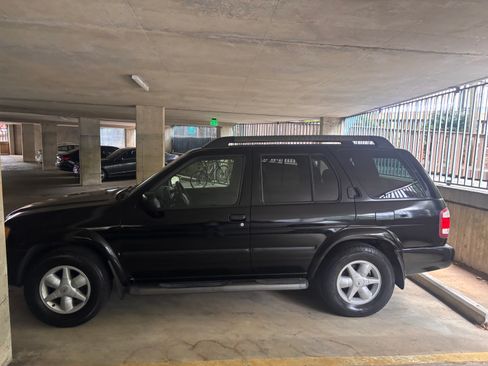 Used 2002 Nissan Pathfinder SE RWD image 2