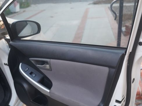 Used 2013 Toyota Prius Three image 9