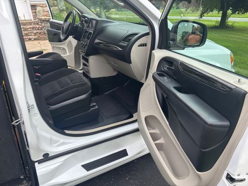 Used 2017 Dodge Grand Caravan SE w/ Power Window Group FWD image 14