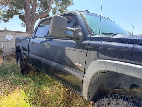 Used 2005 Chevrolet Silverado 2500 LT w/ Heavy-Duty Power Package RWD image 4