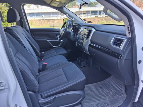 Used 2018 Nissan Titan SV AWD/4WD image 11