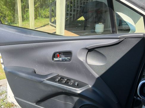 Used 2017 Toyota Prius Three Touring w/ Carpet Mat Package FWD image 13