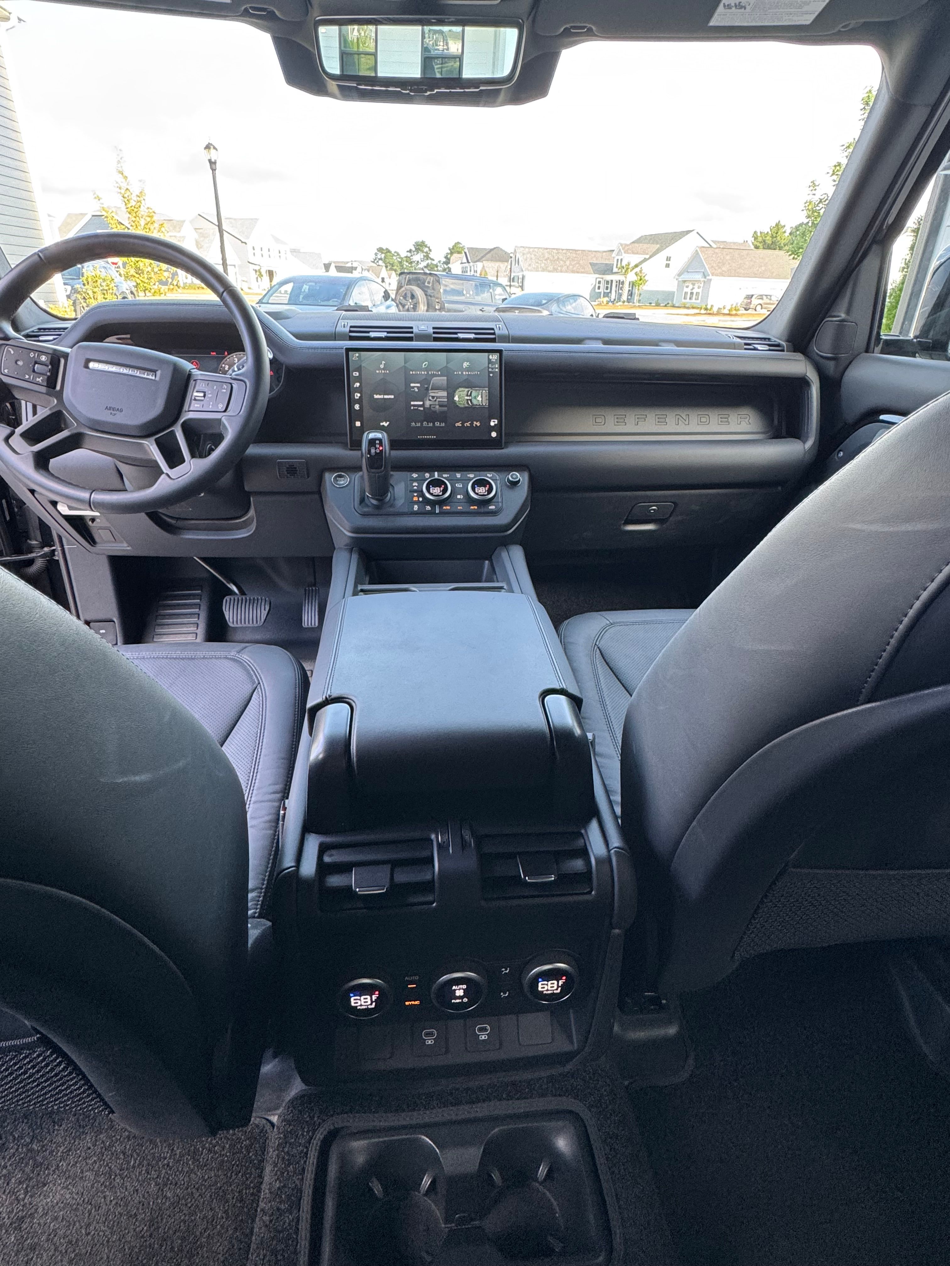 Used 2025 Land Rover Defender 130 X-Dynamic SE AWD/4WD image 13