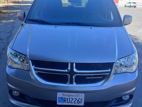 Used 2019 Dodge Grand Caravan SXT image 4