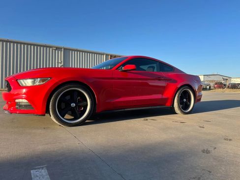 Used 2015 Ford Mustang Coupe image 2
