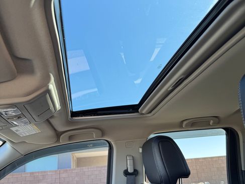 Used 2022 Nissan Frontier SV w/ SV Premium Package image 16