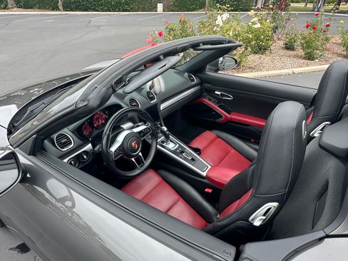 Used 2018 Porsche 718 Boxster image 15