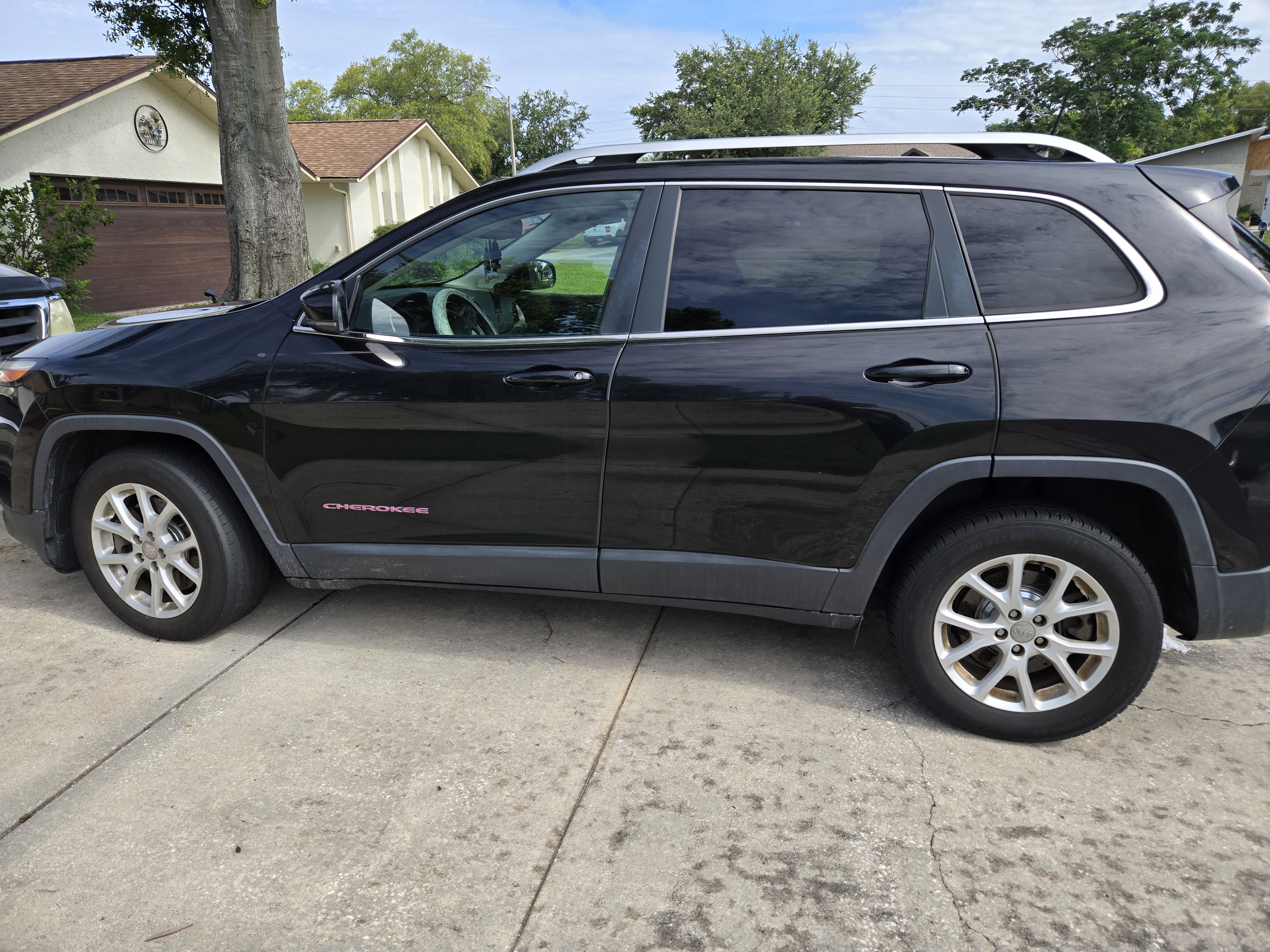 Used 2017 Jeep Cherokee Latitude w/ Safety/Convenience Group FWD image 1
