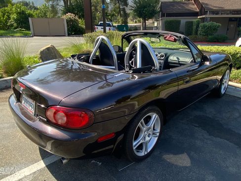Used 2005 MAZDA MX-5 Miata w/ Convenience Pkg image 4