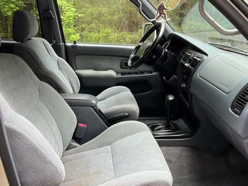 Used 2000 Toyota 4Runner SR5 RWD image 8