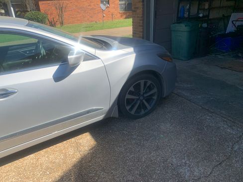 Used 2016 Nissan Altima 2.5 SR w/ LED Appearance Package image 15