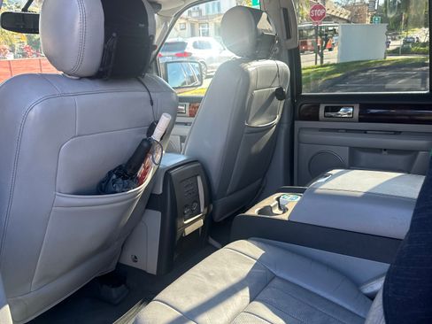 Used 2004 Lincoln Navigator Sport Utility 4D image 10