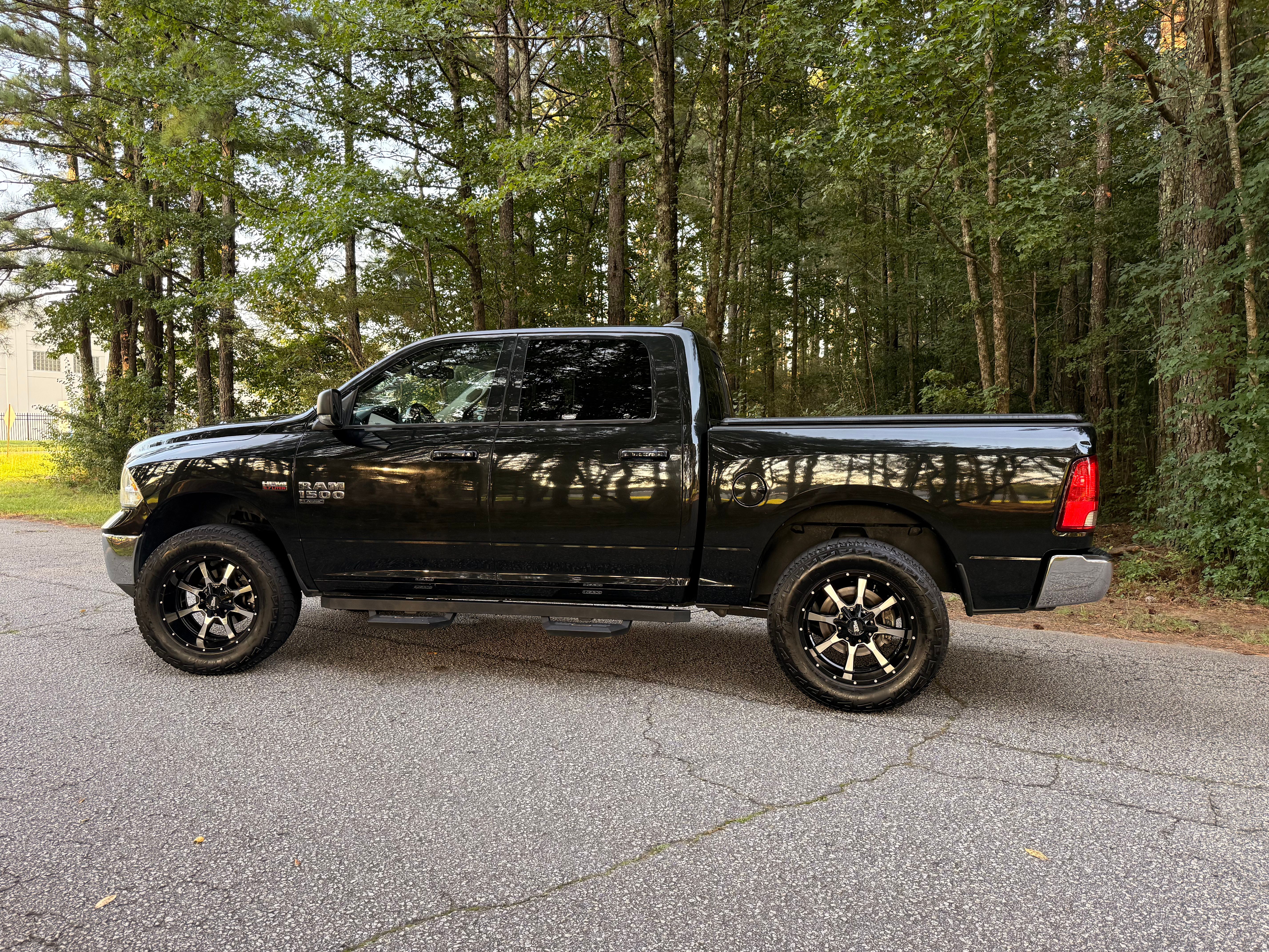 Used 2019 RAM 1500 Classic SLT w/ Luxury Group RWD image 12