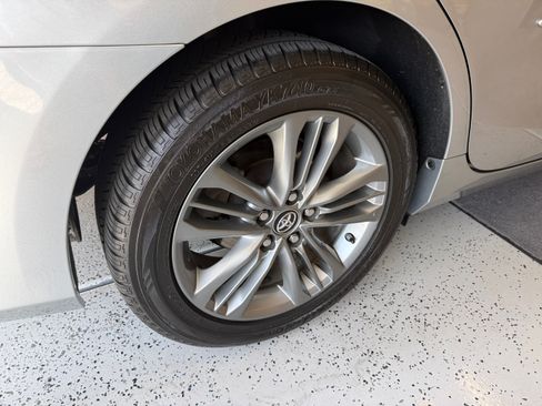 Used 2017 Toyota Camry SE w/ Moonroof Package FWD image 31
