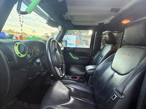 Used 2017 Jeep Wrangler Unlimited Sahara w/ Connectivity Group image 15