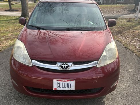 Used 2010 Toyota Sienna XLE Limited image 1