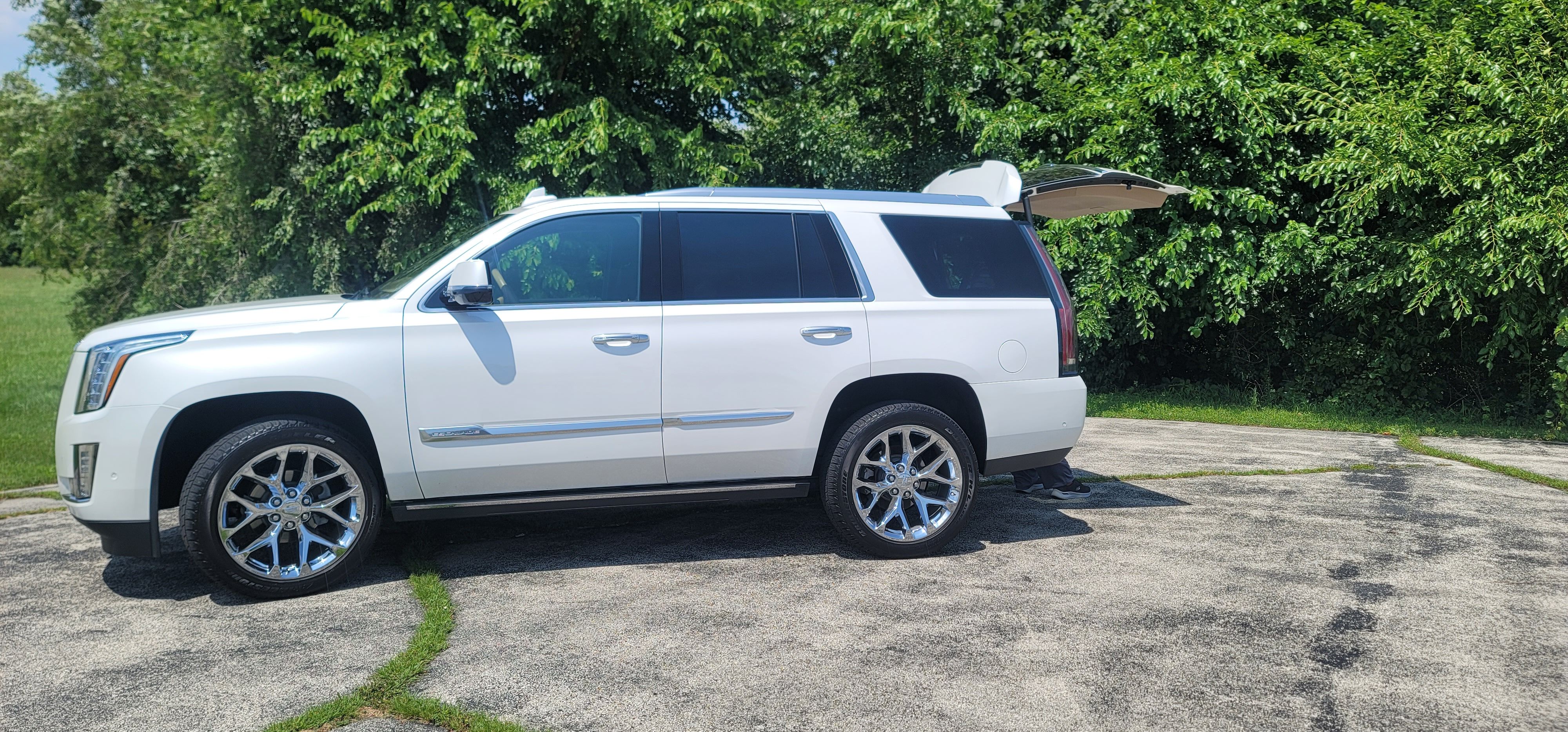 Used 2018 Cadillac Escalade Platinum AWD/4WD image 5