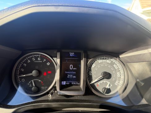 Used 2021 Toyota Tacoma TRD Off-Road w/ Technology Package image 14