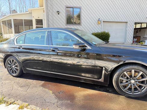 Used 2022 BMW 740i xDrive w/ Premium Package image 4