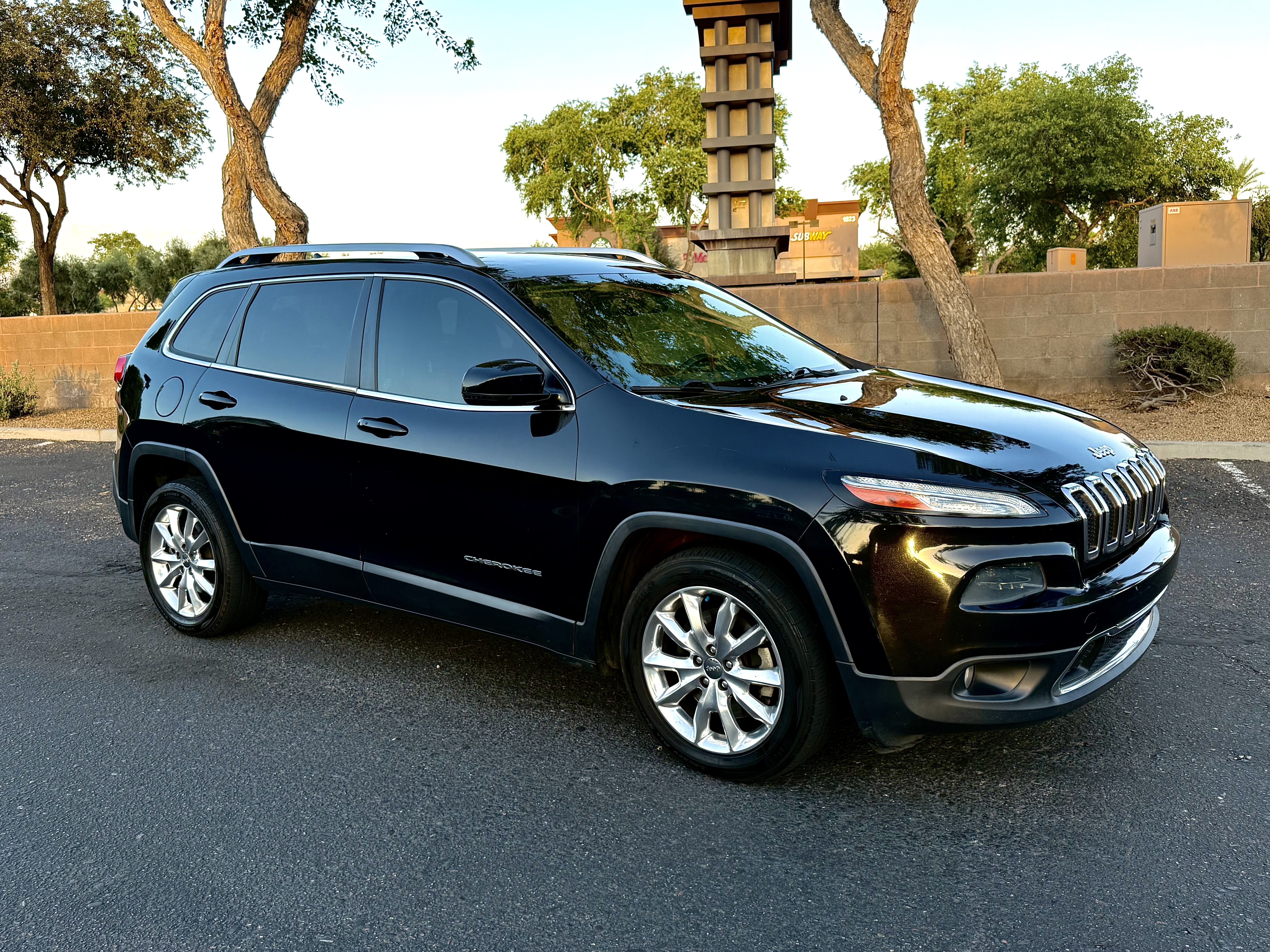 Used 2014 Jeep Cherokee Limited w/ Luxury Group FWD image 2