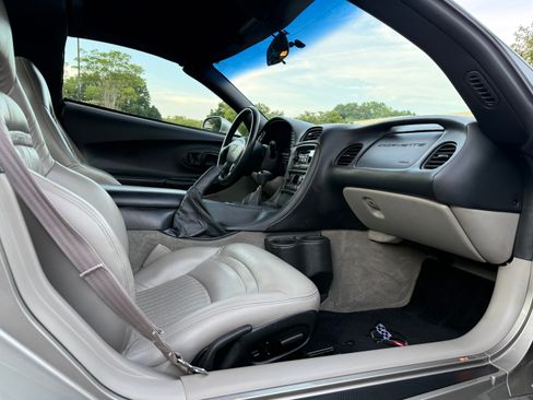Used 2000 Chevrolet Corvette Coupe w/ Memory Pkg RWD image 14