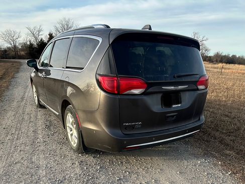 Used 2020 Chrysler Pacifica Touring-L image 8