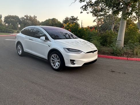 Used 2016 Tesla Model X 60D image 2