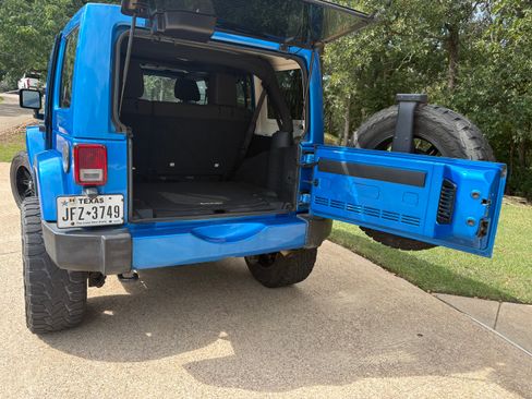 Used 2016 Jeep Wrangler Unlimited Sahara w/ Connectivity Group image 8