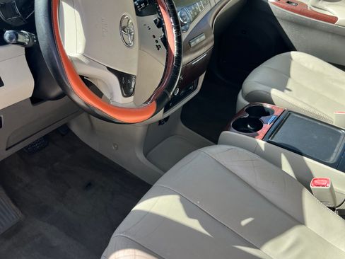 Used 2013 Toyota Sienna Limited w/ Premium Pkg FWD image 6