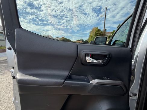 Used 2017 Toyota Tacoma TRD Sport w/ Exterior Package AWD/4WD image 12