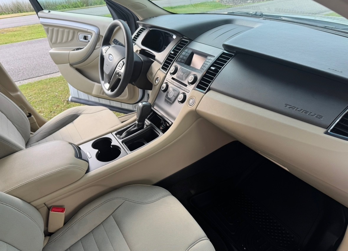 Used 2018 Ford Taurus SE FWD image 9