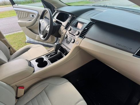 Used 2018 Ford Taurus SE FWD image 9