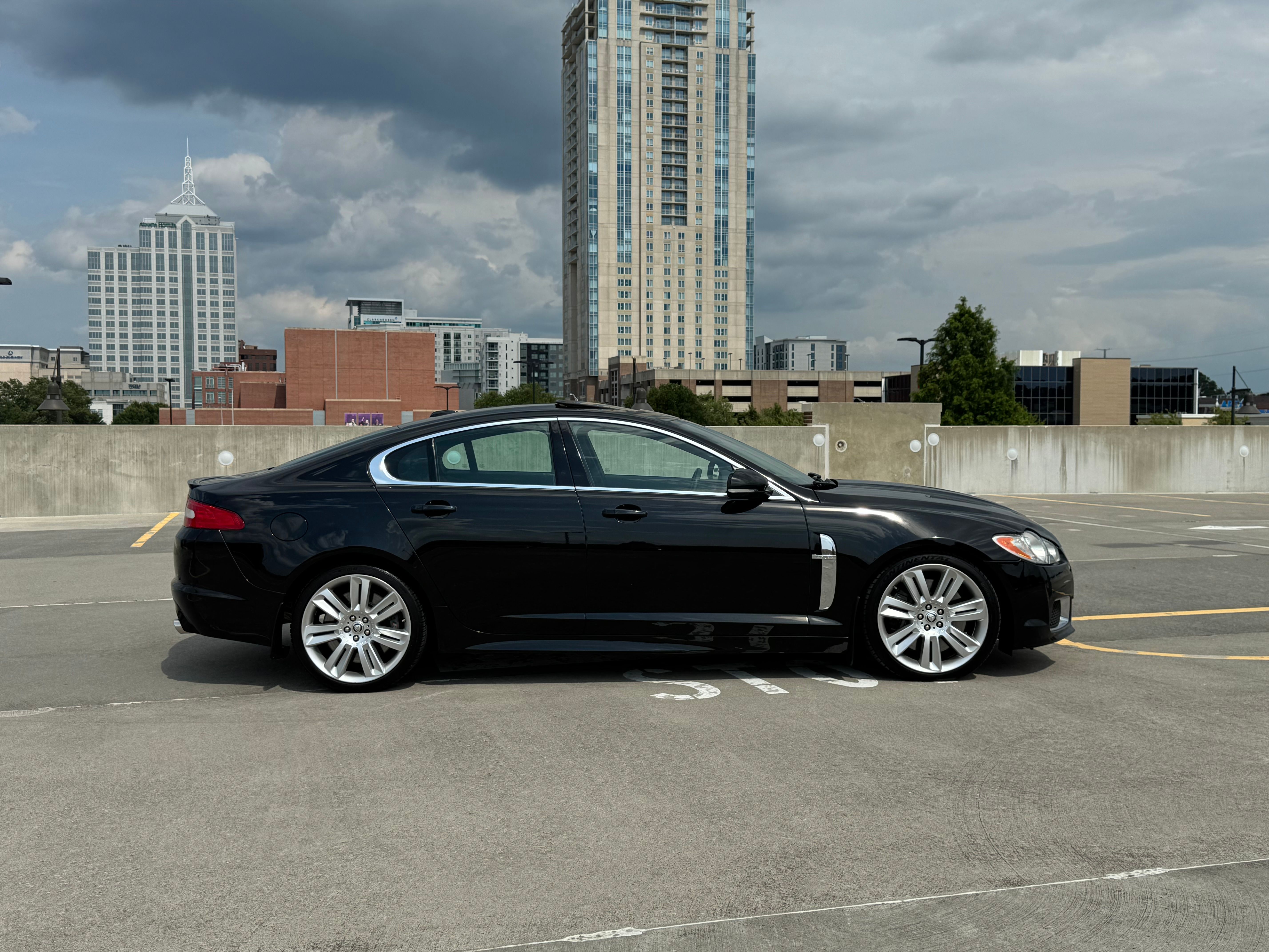 Used 2010 Jaguar XF R RWD image 4