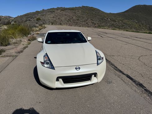 Used 2009 Nissan 370Z Touring RWD image 2