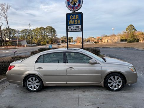 Used 2006 Toyota Avalon XLS image 2
