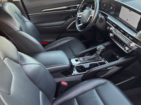 Used 2025 Kia Telluride LX image 17