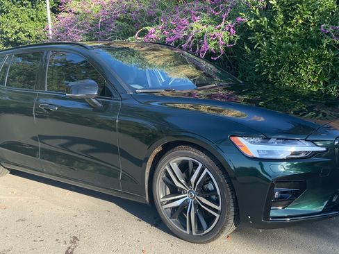 Used 2020 Volvo V60 T6 R-Design image 1