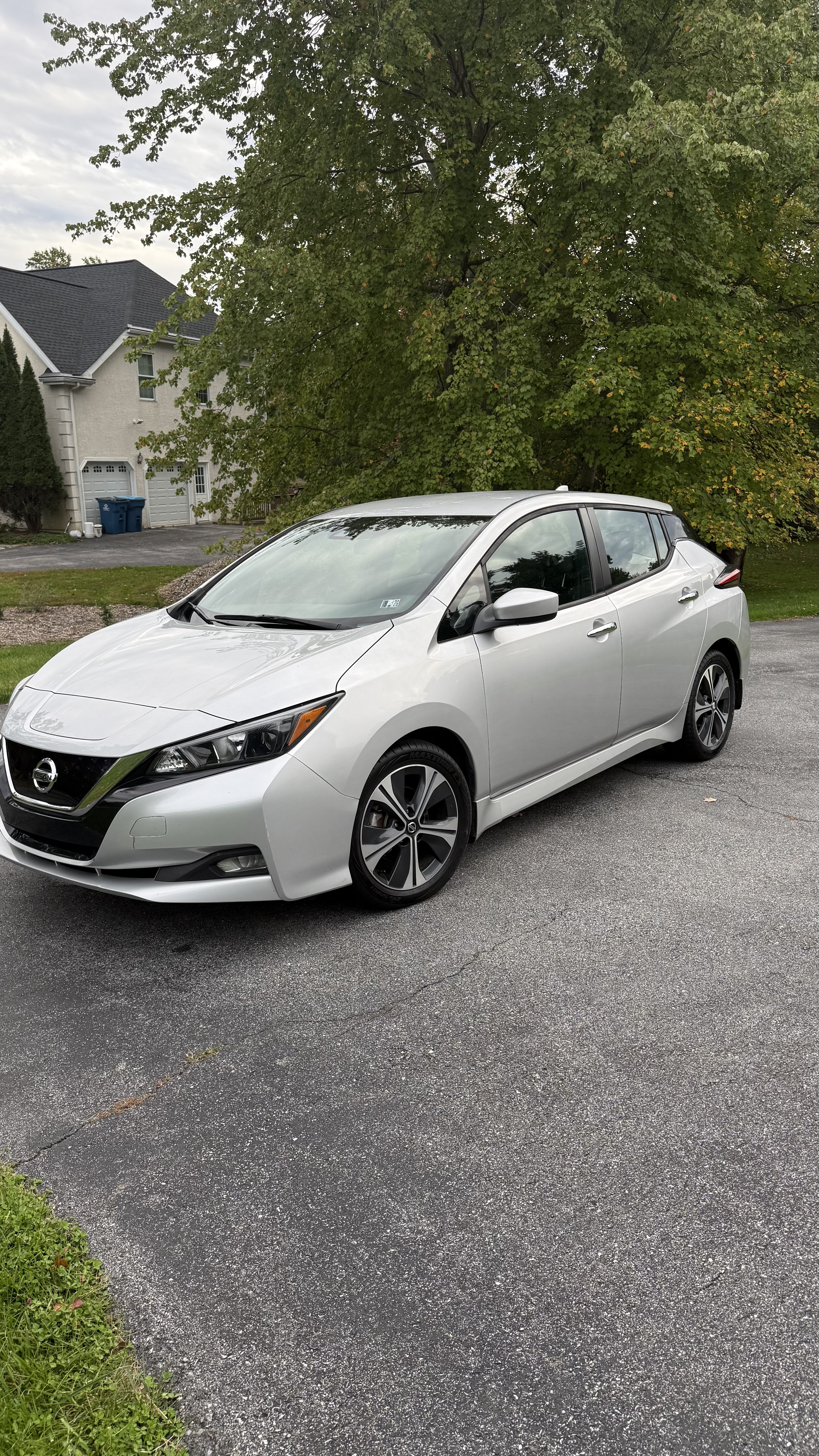 Used 2022 Nissan Leaf SV FWD image 1