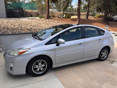 Used 2010 Toyota Prius Five FWD image 1