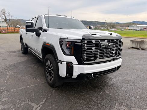 Used 2025 GMC Sierra 3500 Denali Ultimate image 2